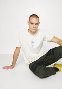 Nike Sportswear CITY MADE PANT - Chinos - sequoia/black
