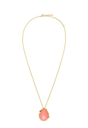 Collier chaîne en or avec pendentif en forme de goutte de pierre rose, agrémenté de petites gemmes bleues et vertes sur fond blanc.