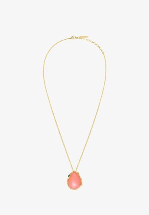 Collier chaîne en or avec pendentif en forme de goutte de pierre rose, agrémenté de petites gemmes bleues et vertes sur fond blanc.