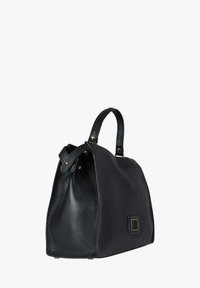 Borsa a mano in pelle nera texturizzata con forma strutturata, doppio manico superiore e dettaglio quadrato sul lato. Presenta ferrature color oro.