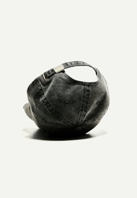 Căciulă de baseball din denim negru, cu vizieră curbată, cataramă metalică ajustabilă și textură uzată. Are cusături și orificii de ventilație.