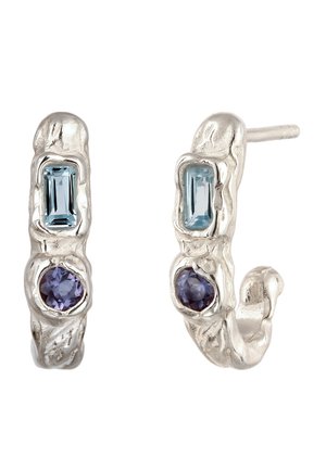 Silberne Creolen aus strukturiertem Metall mit rechteckigen hellblauen und runden lila Edelsteinen, Stecker-Verschluss.