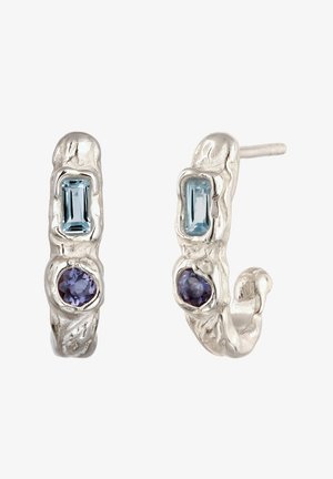 Silberne Creolen aus strukturiertem Metall mit rechteckigen hellblauen und runden lila Edelsteinen, Stecker-Verschluss.