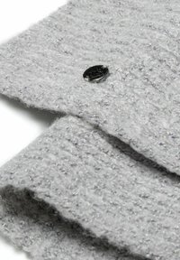 Tissu tricoté gris clair avec un motif texturé, doté d'un bouton en plastique noir pour la fermeture. Apparence douce et légèrement duveteuse.