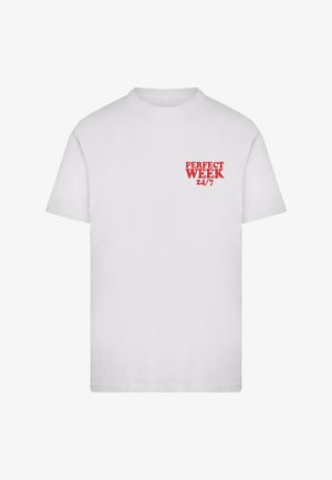Valge lühikeste varrukatega ümara kaelusega T-särk, mille vasakul rinnal on punane tekst "PERFECT WEEK 24/7".