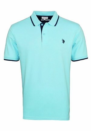 Polo in tessuto blu chiaro con colletto e rifiniture delle maniche in contrasto navy, dotato di un piccolo logo ricamato sul petto.