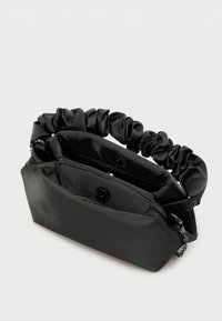 Czarna torebka z tkaniny z miękkim, marszczonym uchwytem, posiadająca dwie przegrody i błyszczące zapięcia na guziki. Gładka tekstura z subtelnym połyskiem.