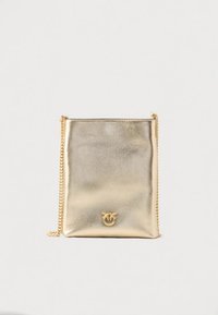 Τσάντα χειρός μεταλλικού χρυσού με λείο υφή, ορθογώνιο σχήμα και χρυσή αλυσίδα-λαιμόκοψη. Διαθέτει διακριτικό λογότυπο στο κάτω κέντρο.