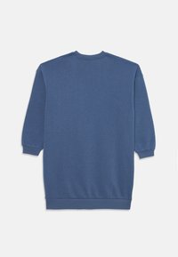 Modra pulover obleka z okroglim izrezom, dolgimi rokavi in rebrastimi manšeti. Ima gladko, mehko teksturo in sproščeno prileganje.