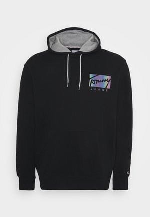Sudadera negra con capucha interior gris, que presenta un logo multicolor de Tommy Jeans en el pecho. Se pueden ver los cordones y el detalle del bolsillo frontal.