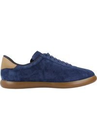 Suede-Sneaker in dunkelblau mit einem glatten, hellbraunen Lederakzent an der Ferse. Gerundete Gummisohle in einem kontrastierenden hellbraun. Schnürdesign.