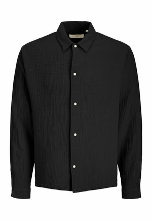 Camisa negra de manga larga con botones en la parte delantera, fabricada con tela texturizada y botones blancos, que presenta un cuello clásico y puños con botones.