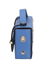 Borsa rettangolare blu con bordi neri, manico superiore e chiusura in metallo dorato con borchie sui lati.