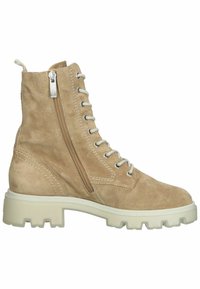 Bottes courtes en daim beige avec une finition texturée, dotées d'une fermeture éclair latérale, d'un laçage avant et d'une semelle plateforme blanche robuste.