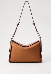 Borsa a mano in pelle marrone con una finitura testurizzata e design angolare. Presenta una tracolla sottile, bordi neri a contrasto e una parte superiore pieghevole.