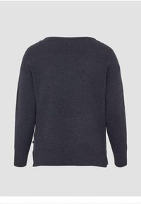 Donkergrijze gebreide trui met een ronde halslijn en driekwart mouwen. Heeft zijsplitten aan de zoom voor extra comfort.