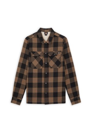 Camicia a quadri marrone e nera con maniche lunghe, apertura con bottoni, due tasche sul petto e una morbida fodera bianca. Realizzata in un tessuto testurizzato.