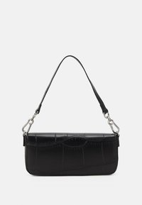 Czarna prostokątna torebka z teksturowanym wzorem krokodyla, z odpinanym paskiem na ramię i srebrnymi metalowymi zapięciami na białym tle.