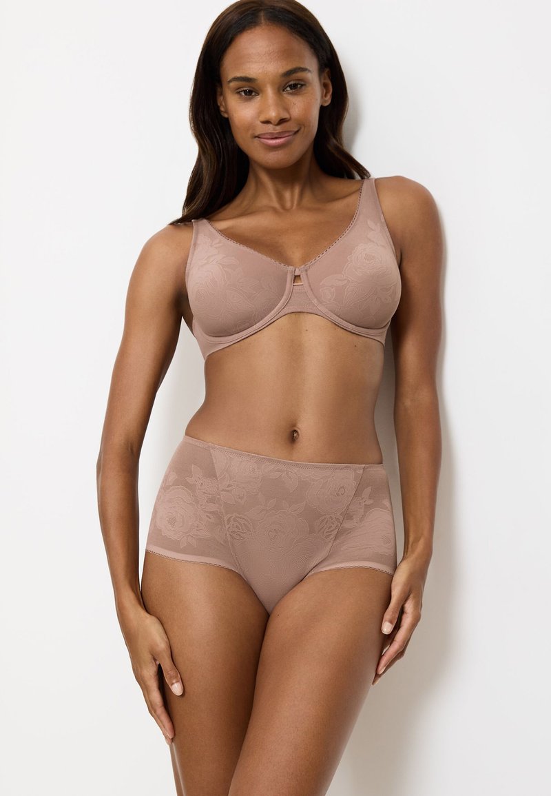 Bralette en high-waist ondergoedset van zachte nude stof, met bloemmotieven, naadloos ontwerp en een comfortabele pasvorm.