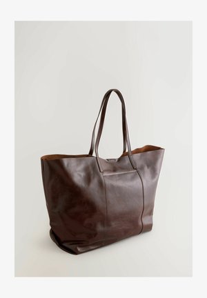 Geantă tote din piele maro cu mânere lungi, design spațios și textură netedă. Prezintă o detaliu subtil de cusătură pe panoul din față.