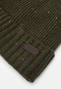 Barbour CARLTON FLECK BEANIE SCARF SET - Kootud müts - olive