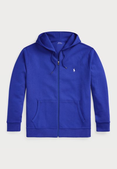 Kraljevo modra zip-up kapuca izdelana iz mehkega materiala, ki ima kapuco z vrvico, sprednje žepe in majhen vezen logotip na prsih.