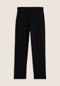 Pantalones negros elásticos con cinturilla elástica; textura suave; diseño de largo completo con piernas ajustadas y sin patrones ni herrajes visibles.