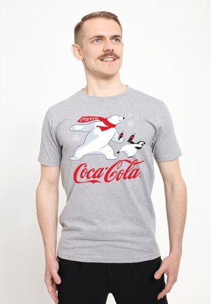 Grå bomulds t-shirt med et grafik af en isbjørn og pingvin med Coca-Cola-logoer i rød. Kortærmet og rund hals design.