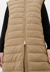 s.Oliver LANGE  MET CAPUCHON - Weste - sandfarben