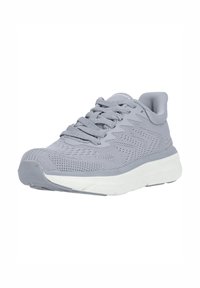 Chaussure de sport gris clair fabriquée en maille respirante avec une semelle intermédiaire blanche rembourrée et une semelle extérieure en caoutchouc texturé. Présente des lacets plats et un design minimaliste.