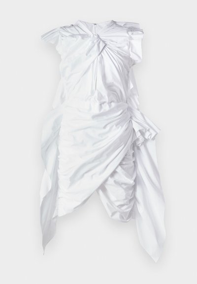 Robe blanche sans manches en tissu texturé, design asymétrique, détails drapés et fermeture éclair dans le dos.