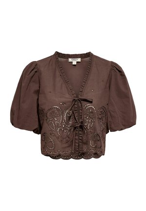 Blouse marron courte avec manches bouffantes, décolleté en V bordé de volants, liens à l'avant, et broderie ajourée complexe le long de l'ourlet et du corsage.