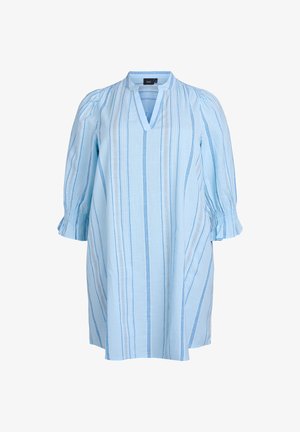 Svijetloplava tunika s okomitim bijelim i plavim prugama, s V-izrezom, nabranim rukavima i nabranim detaljima na manžetama.