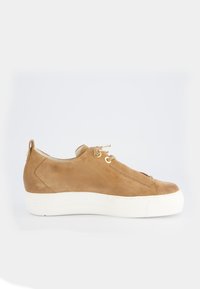 Sneaker in suede color sabbia con suola in gomma bianca, punta rotonda e occhielli dorati. Presenta una finitura testurizzata e un design a profilo basso.