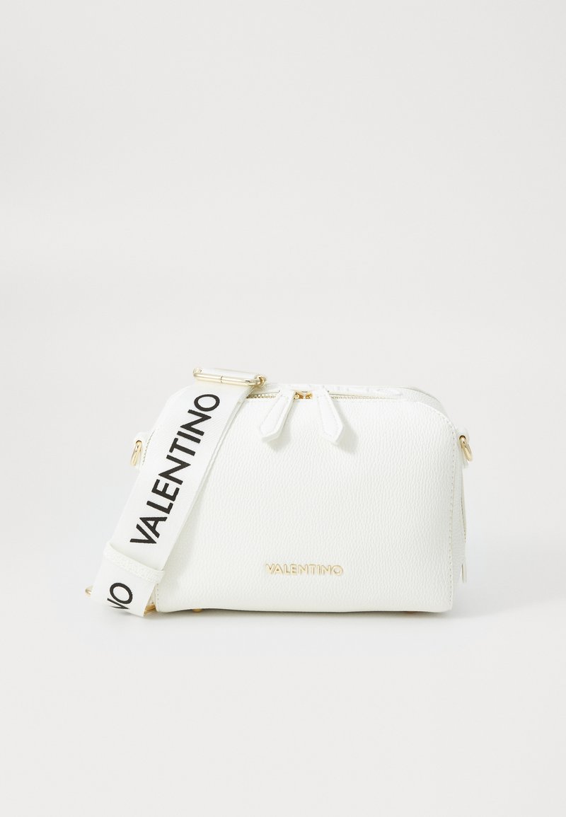 Borsa a tracolla bianca in pelle con superficie testurizzata, hardware dorato e una tracolla a contrasto con 'VALENTINO' in nero.