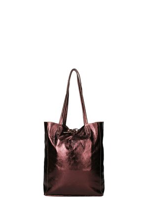 Metalen roze tote bag met een gladde, glanzende textuur. Beschikt over twee lange handvatten en een gerimpelde bovenkant. Vierkante vorm zonder extra details.