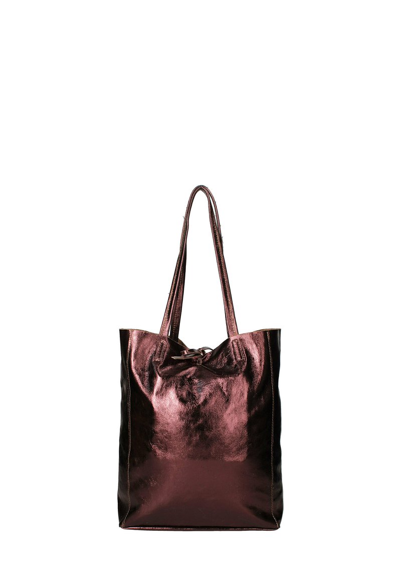 Borsa tote metallica rosa con una superficie liscia e lucida. Caratterizzata da due manici lunghi e una chiusura superiore arricciata. Forma quadrata senza ulteriori dettagli.
