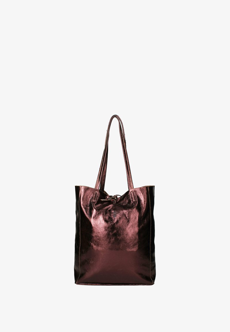 Metalen roze tote bag met een gladde, glanzende textuur. Beschikt over twee lange handvatten en een gerimpelde bovenkant. Vierkante vorm zonder extra details.