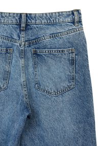 Jeans in denim blu visti da dietro, con due tasche posteriori, dettagli cuciti e una zip frontale con una texture liscia.