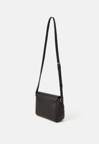 Geantă de umăr din piele neagră, cu formă rectangulară, curea ajustabilă și accesorii din metal auriu. Prezintă o închidere cu clapetă și un finisaj texturat.