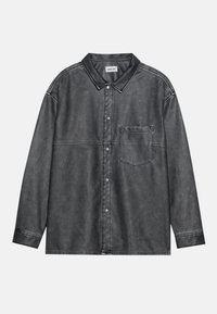 Camicia nera con bottoni in denim usurato, dotata di colletto a punta, maniche lunghe, tasca sul petto anteriore e dettagli di cucitura visibili.