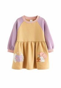 Robe pour enfant avec des manches longues violettes, un corps beige et des appliqués de papillon souriant et d'escargot sur la partie jupe.