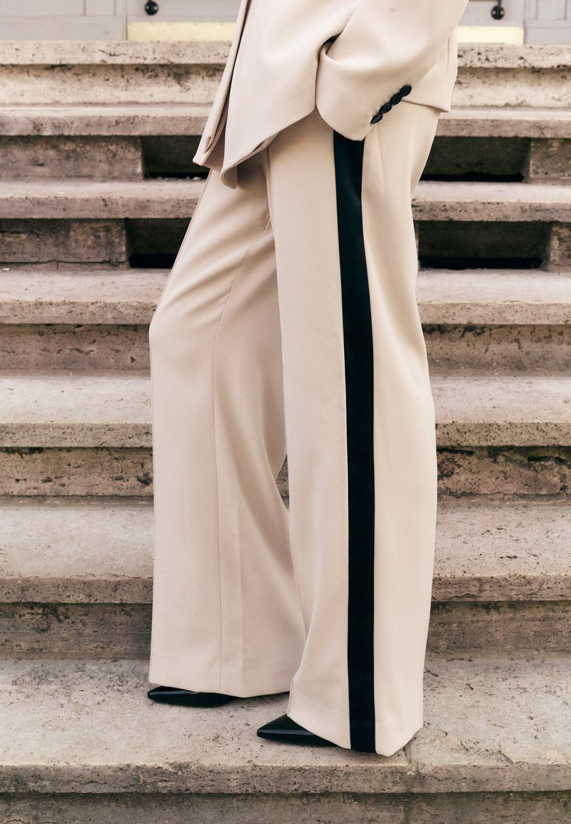 KARL LAGERFELD TAILORED SUIT PANTS - Kelnės - beige