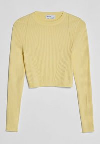 Crop top jaune en maille côtelée avec manches longues, présentant un col rond et un détail texturé sur le tissu.