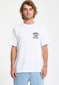 Weißes Baumwoll-T-Shirt mit kurzen Ärmeln und schwarzem Grafikdruck auf der linken Brust. Klassischer Rundhalsausschnitt, lockere Passform.