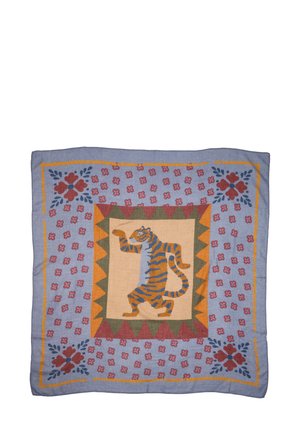 Dekoracyjna bawełniana chustka z stylizowanym tygrysem w kolorach pomarańczowym i niebieskim, otoczonym wzorami kwiatowymi w kolorach czerwonym i zielonym na jasnoniebieskim tle.