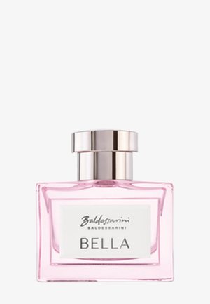Bottiglia di profumo rettangolare rosa con tappo argento etichettata "Baldessarini Bella" su sfondo bianco.