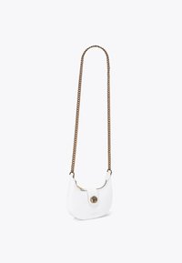 Borsa a mano in pelle bianca con silhouette curva, tracolla a catena in tonalità oro e una chiusura decorativa. Texture liscia con una leggera lucentezza.