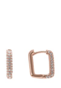 Orecchini a cerchio in oro rosa con superficie liscia e piccole cristalli trasparenti disposti in fila, che mostrano una forma e una texture distintive.