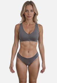 Grauer Sport-BH mit V-Ausschnitt und gerafftem Mittelteil; passender grauer Bikini-Slip mit glatter Textur und leicht gebogenem Bund.